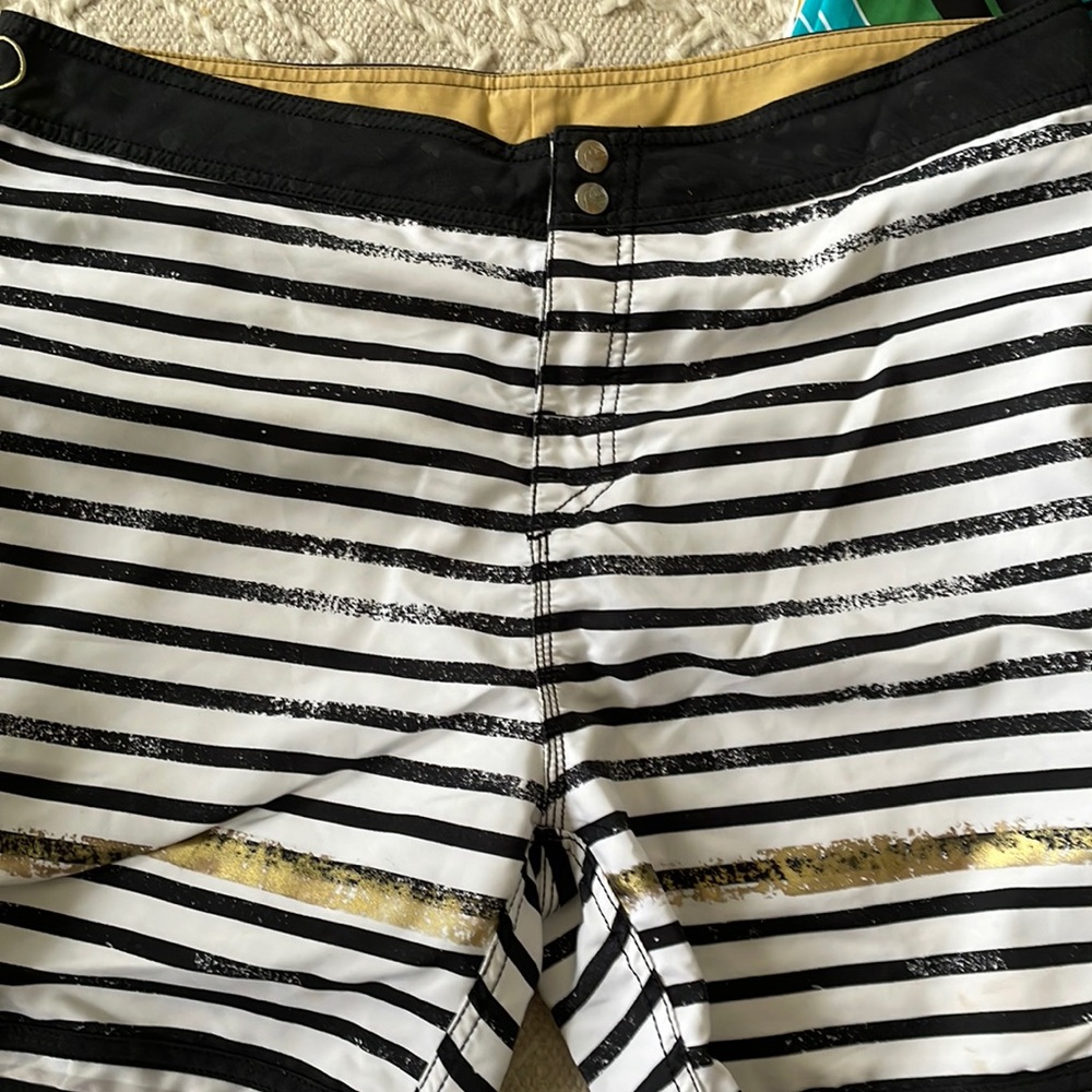 Quiksilver b/w stripe with gold accents